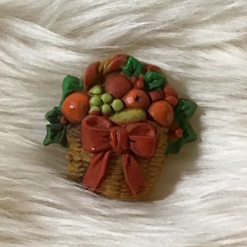 Vintage Hallmark Christmas Basket Brooch 19$